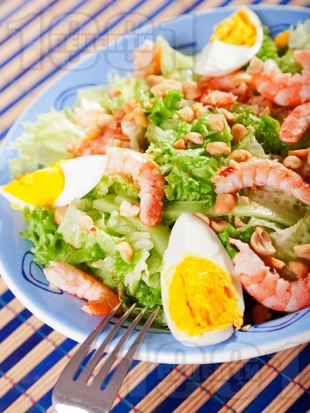 Зелена салата със скариди, фъстъци и яйца - снимка на рецептата